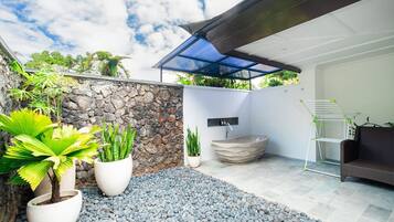 Vila, 1 quarto, no jardim (Buyan Mountain Villa) | Banheiro | Produtos de toalete grátis, secador de cabelo, roupões de banho