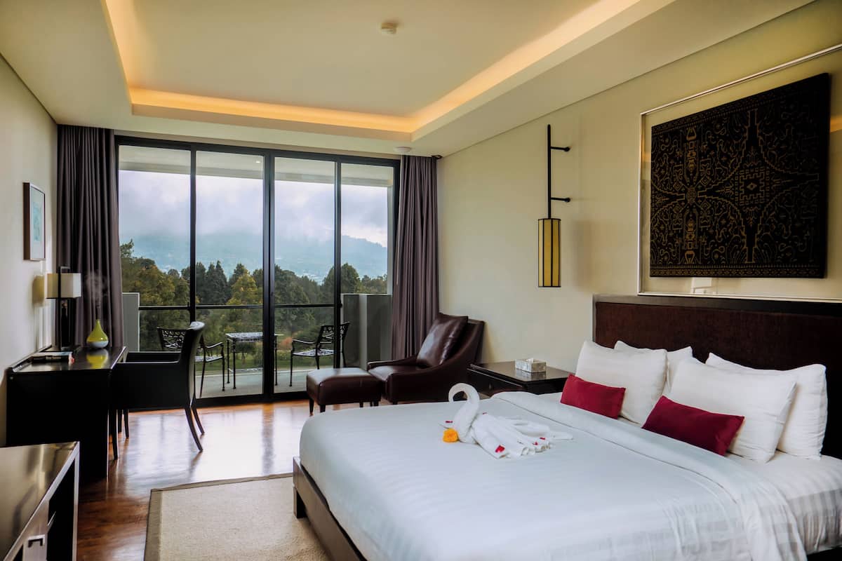 1 bedroom, premium bedding, in-room safe, desk