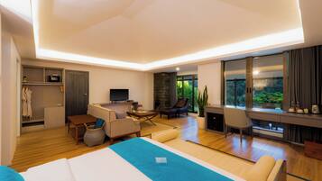 Premium Suite, 1 King Bed, Garden Area (Chalet)