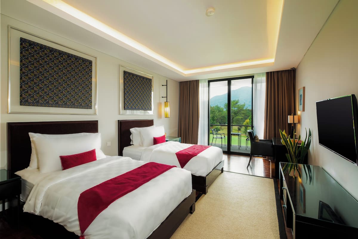 Deluxe Twin Room, Golf View | 1 bedroom, premium bedding, in-room safe, desk