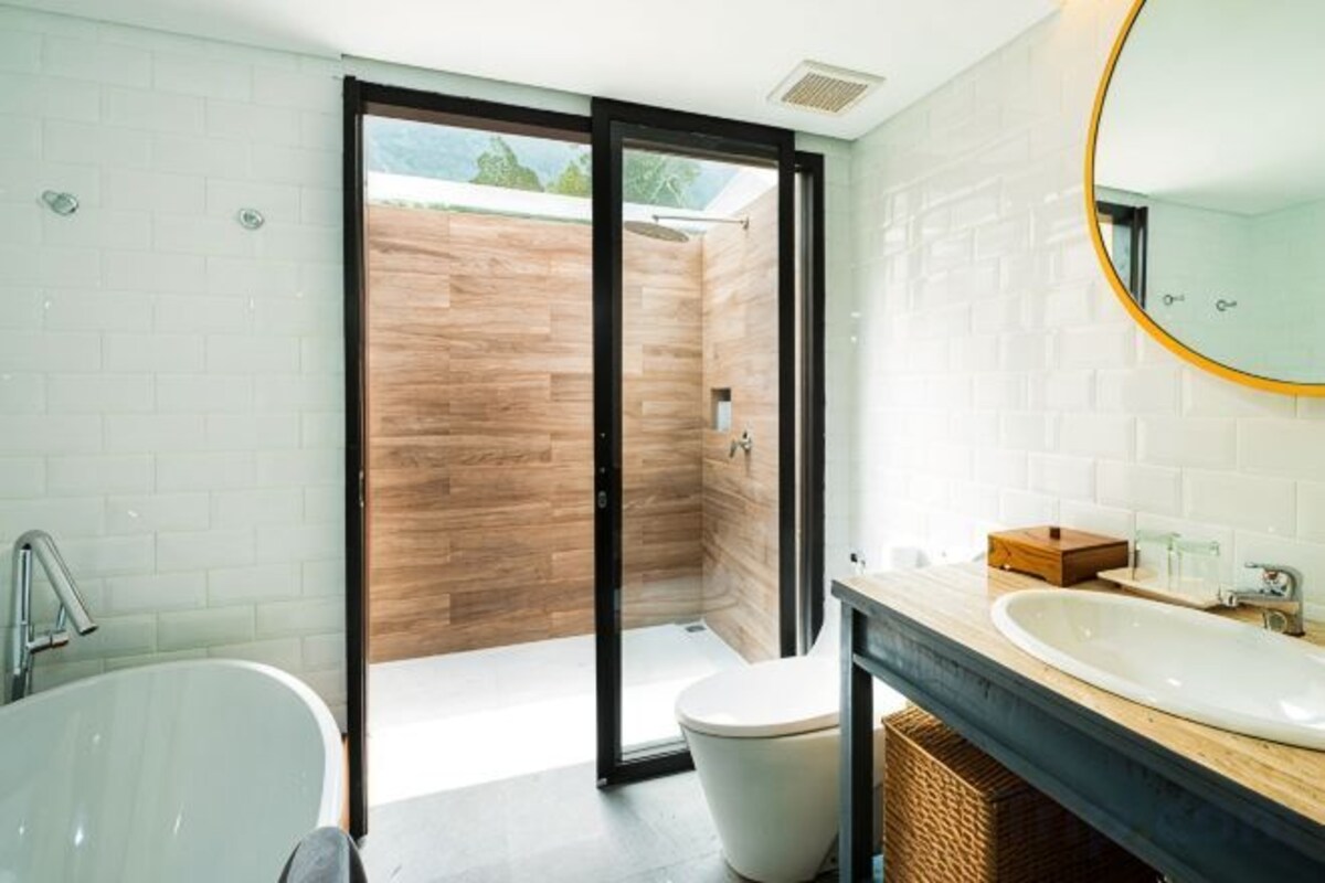 Kamar mandi | Perlengkapan mandi gratis, pengering rambut, jubah mandi, dan sandal