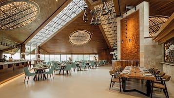 2 restaurants, breakfast, lunch, dinner served; international cuisine
