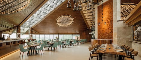 2 restaurants, breakfast, lunch, dinner served; international cuisine