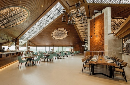 2 restaurants, breakfast, lunch, dinner served; international cuisine