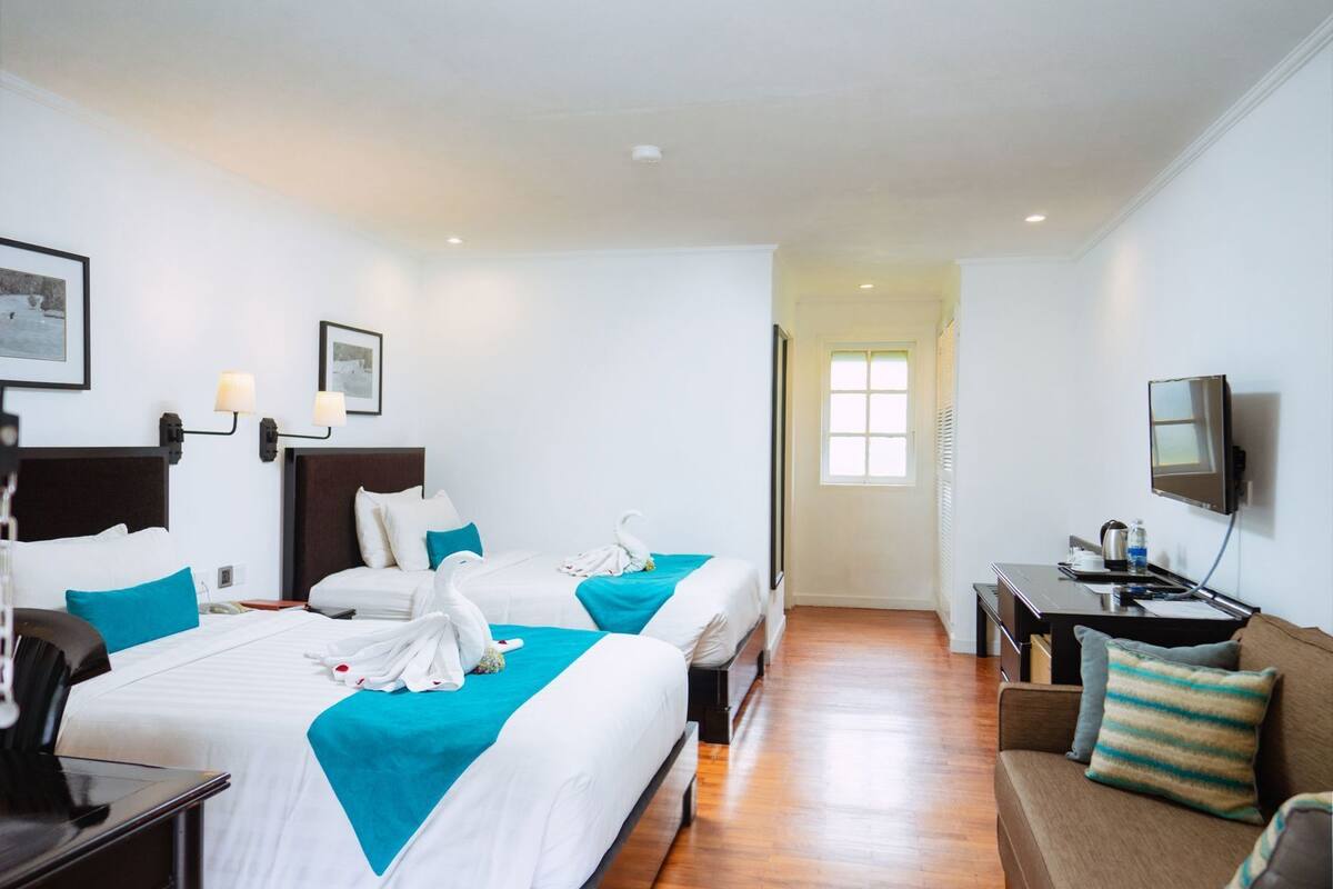 Premium bedding, in-room safe, desk, laptop workspace