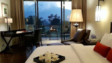 1 bedroom, premium bedding, in-room safe, desk