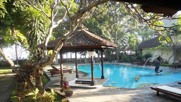 Una piscina al aire libre