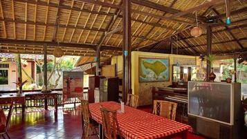 早餐,供應午餐和晚餐