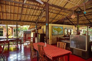 Serveert ontbijt, lunch en diner