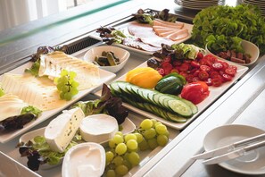 Buffet déjeuner (10 EUR par personne)