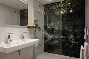 Chambre supérieure double | Salle de bain | Articles de toilette (gratuits), séchoir à cheveux, serviettes fournies