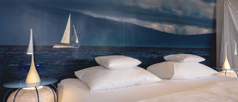 Design Suite (Sailing) | Peralatan tempat tidur hipoalergenik, bar mini, peti besi dalam bilik