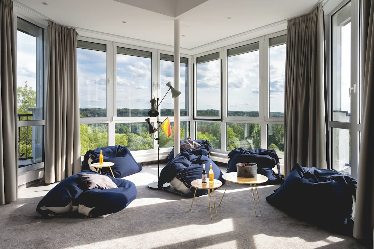 Studio Superior | Allergitestade sängkläder, minibar och värdeförvaringsskåp på rummet