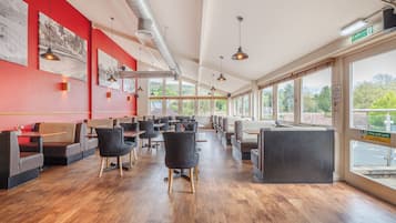 Petit déjeuner et dßner servis sur place