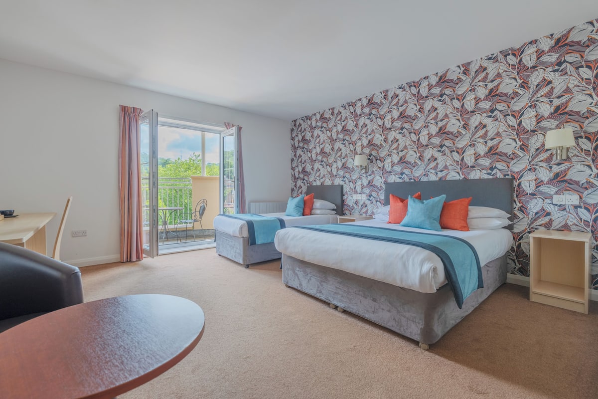 Luxury Room | 1 bedroom, hypo-allergenic bedding, desk, soundproofing