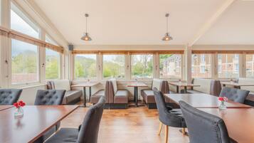 Petit déjeuner et dßner servis sur place