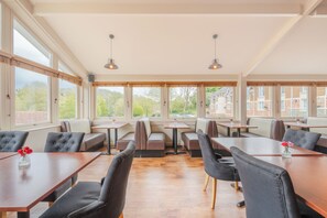 Petit déjeuner et dîner servis sur place