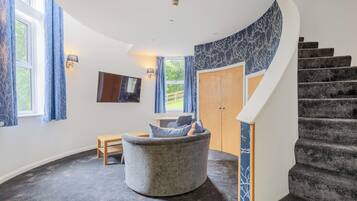 Suite, Tower | Hypo-allergenic bedding, desk, soundproofing, iron/ironing board