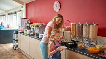 Desayuno de autoservicio (GBP 13.5 por persona)