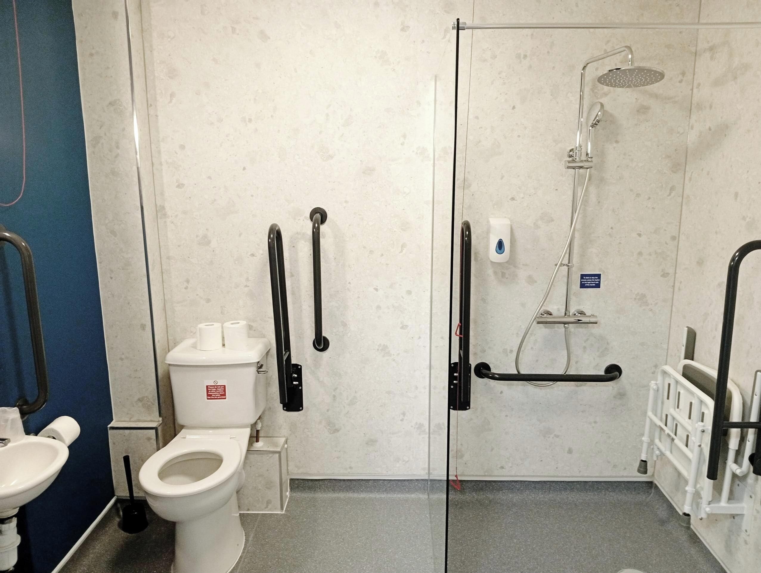 Un baño con inodoro, bidé y zona de ducha.