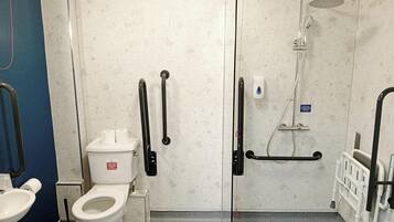 Un baño con inodoro, bidé y zona de ducha.
