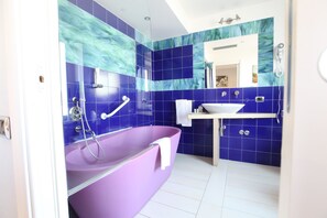 Habitación doble | Baño | Amenidades de baño gratuitas, secadora de cabello, toallas