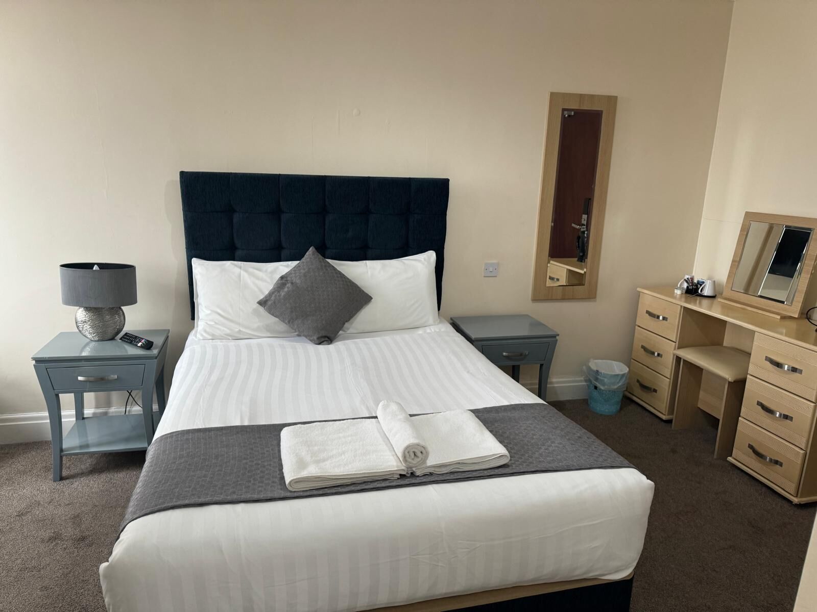 Kamar Triple Keluarga, Beberapa Tempat Tidur, pemandangan laut | Dilengkapi dengan perabotan berbeda-beda dan meja kerja