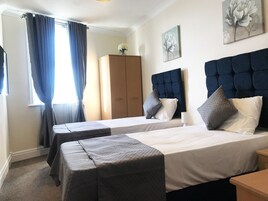 Egyedi berendezés, íróasztal és laptophoz jól használható munkafelület