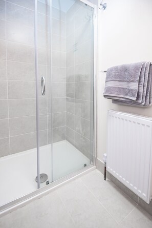 Ducha, artículos de tocador gratuitos, secador de pelo, toallas