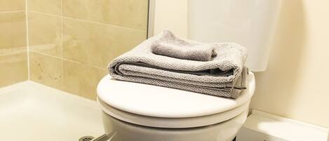 A bathroom with a toilet, a bidet, and a bathtub.