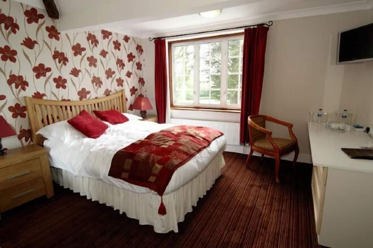 Individually furnished, desk, laptop workspace, blackout curtains