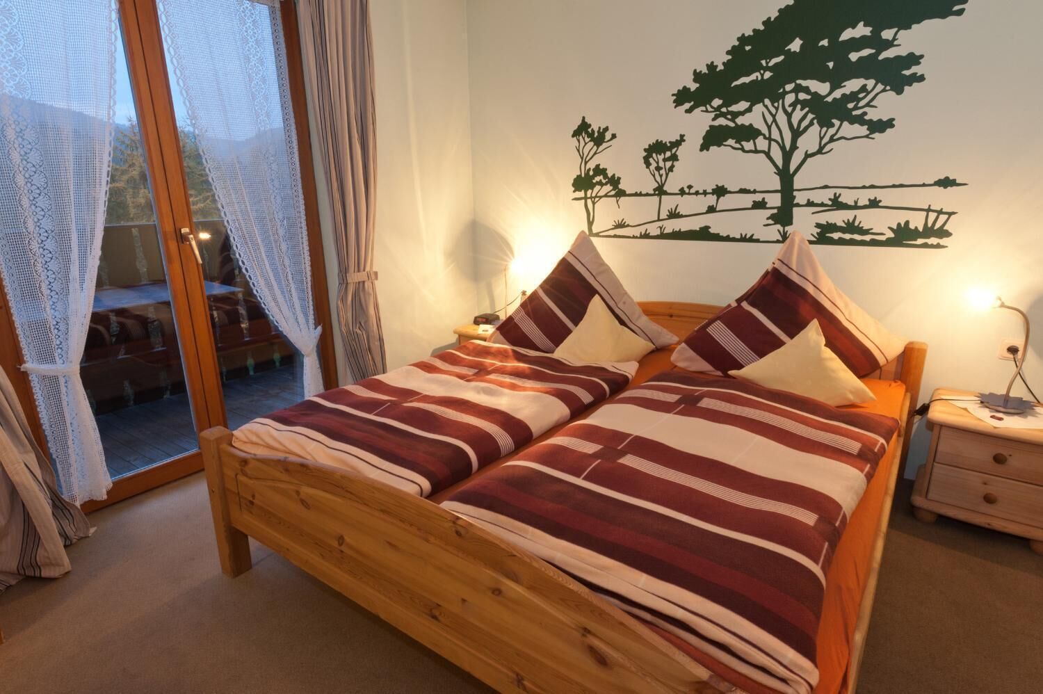 Zimmersafe, Schreibtisch, Bügeleisen/Bügelbrett, kostenlose Babybetten