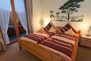 Zimmersafe, Schreibtisch, Bügeleisen/Bügelbrett, kostenlose Babybetten