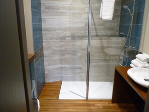 Shower, hair dryer, towels - Hôtel des Rochers (Perros-Guirec)