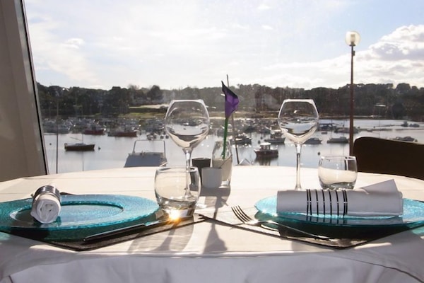2 restaurants servant le déjeuner et le dîner