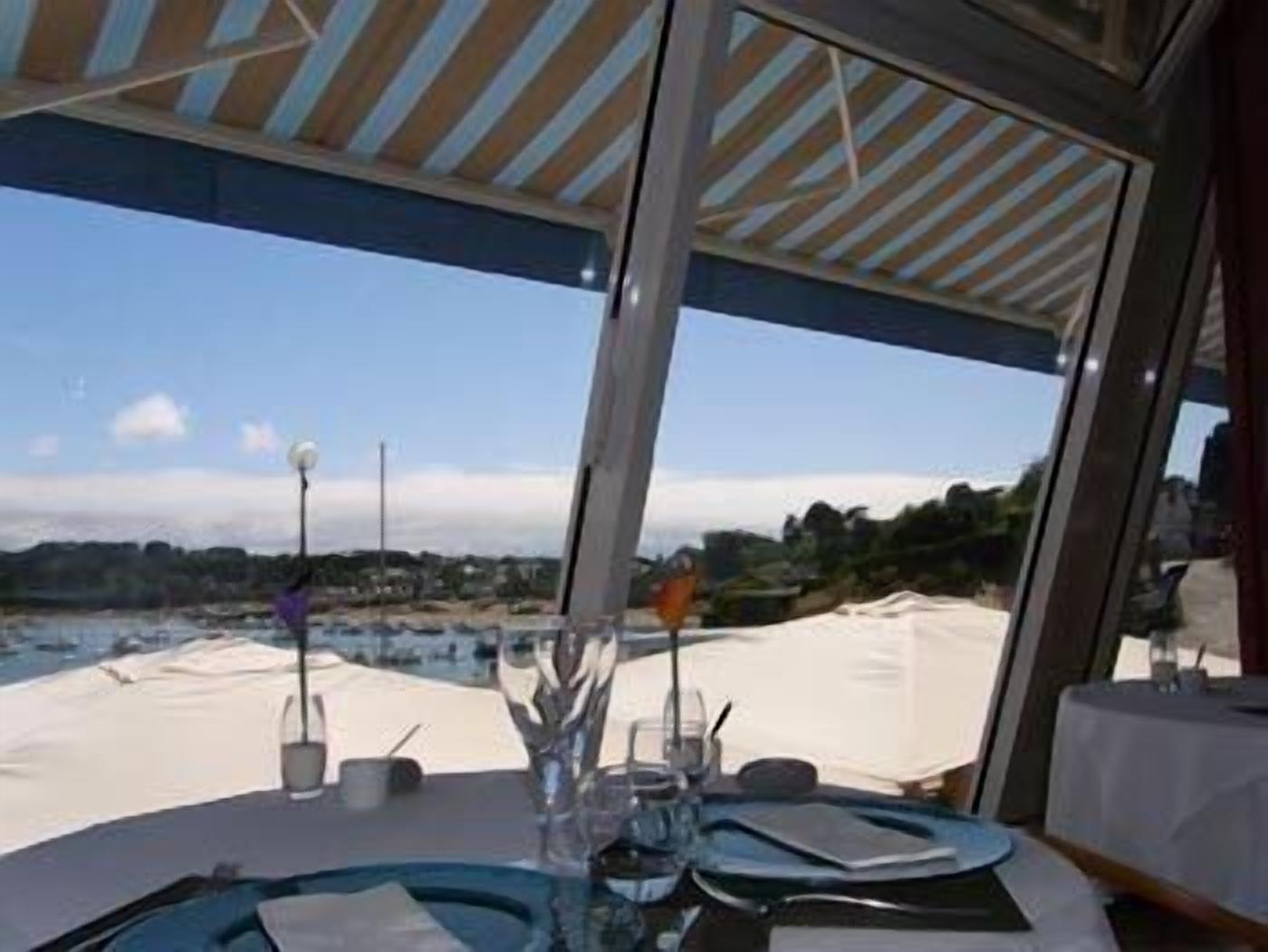 2 restaurants, lunch, dinner served; local cuisine