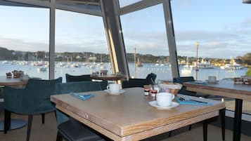 Desayuno completo diario (EUR 14.5 por persona)