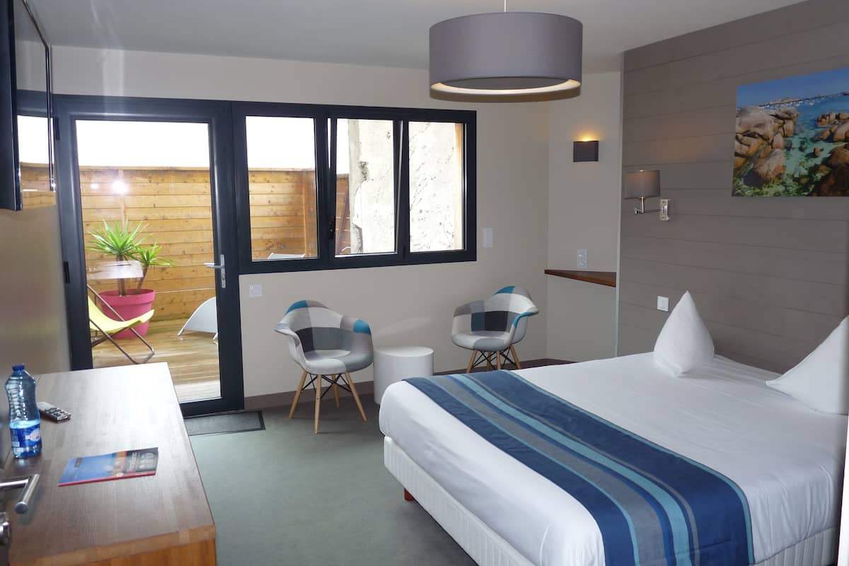 Habitación doble clásica | Ropa de cama de alta calidad y caja de seguridad en la habitación