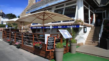 2 restaurants servant le déjeuner et le dßner, plats Cuisine locale
