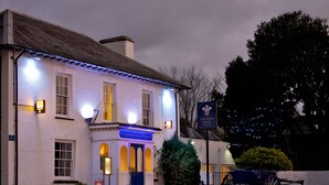 A traditional building with a sign reading "Feathers Royal Hotel." - Feathers Hotel, Bar and Restaurant (Aberaeron)
