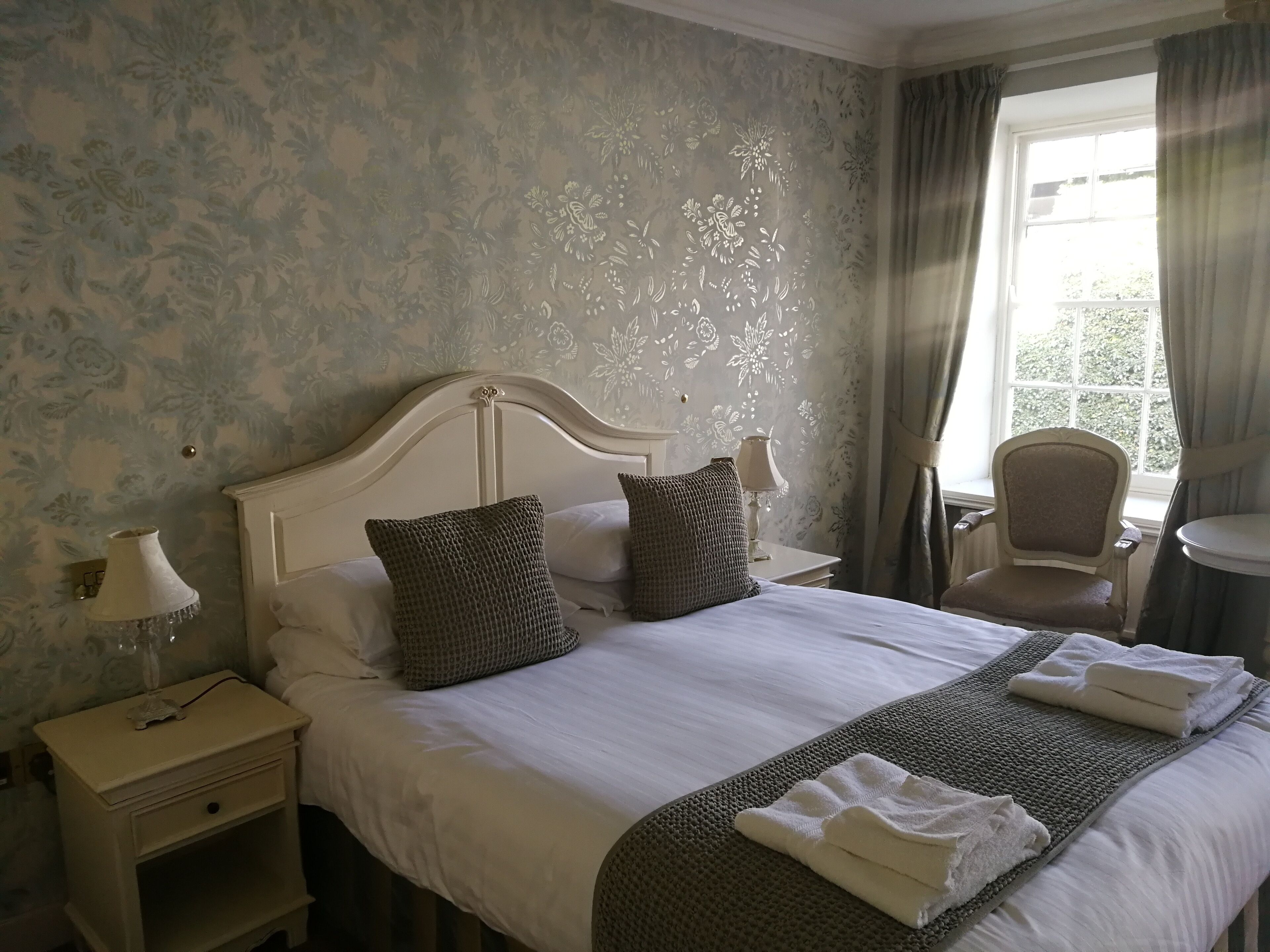 Traditional-Doppelzimmer | Hochwertige Bettwaren, Schreibtisch, laptopgeeigneter Arbeitsplatz