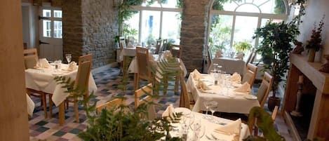 Breakfast, lunch, dinner served; Italian cuisine