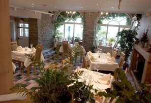 Breakfast, lunch, dinner served; Italian cuisine - Feathers Hotel, Bar and Restaurant (Aberaeron)
