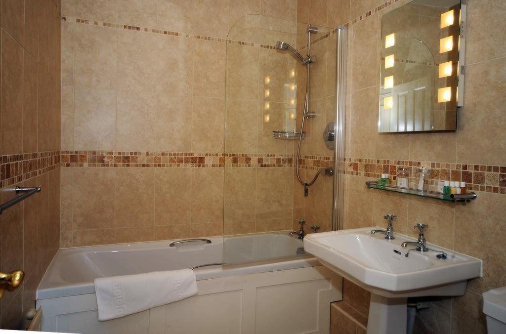 traditional double room | bathroom | free toiletries, hair dryer, slippers, towels