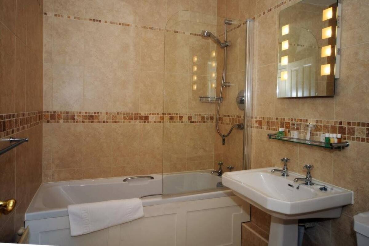 traditional double room | bathroom | free toiletries, hair dryer, slippers, towels