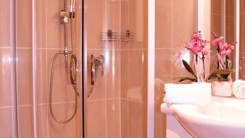 Single Room | Premium bedding, down comforters, individually decorated