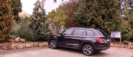 مواقف سيارات مجانية