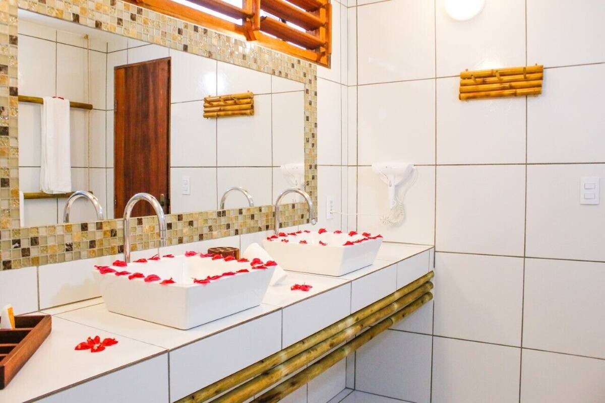 beach premium conjugado | bathroom | shower, free toiletries, hair dryer, towels