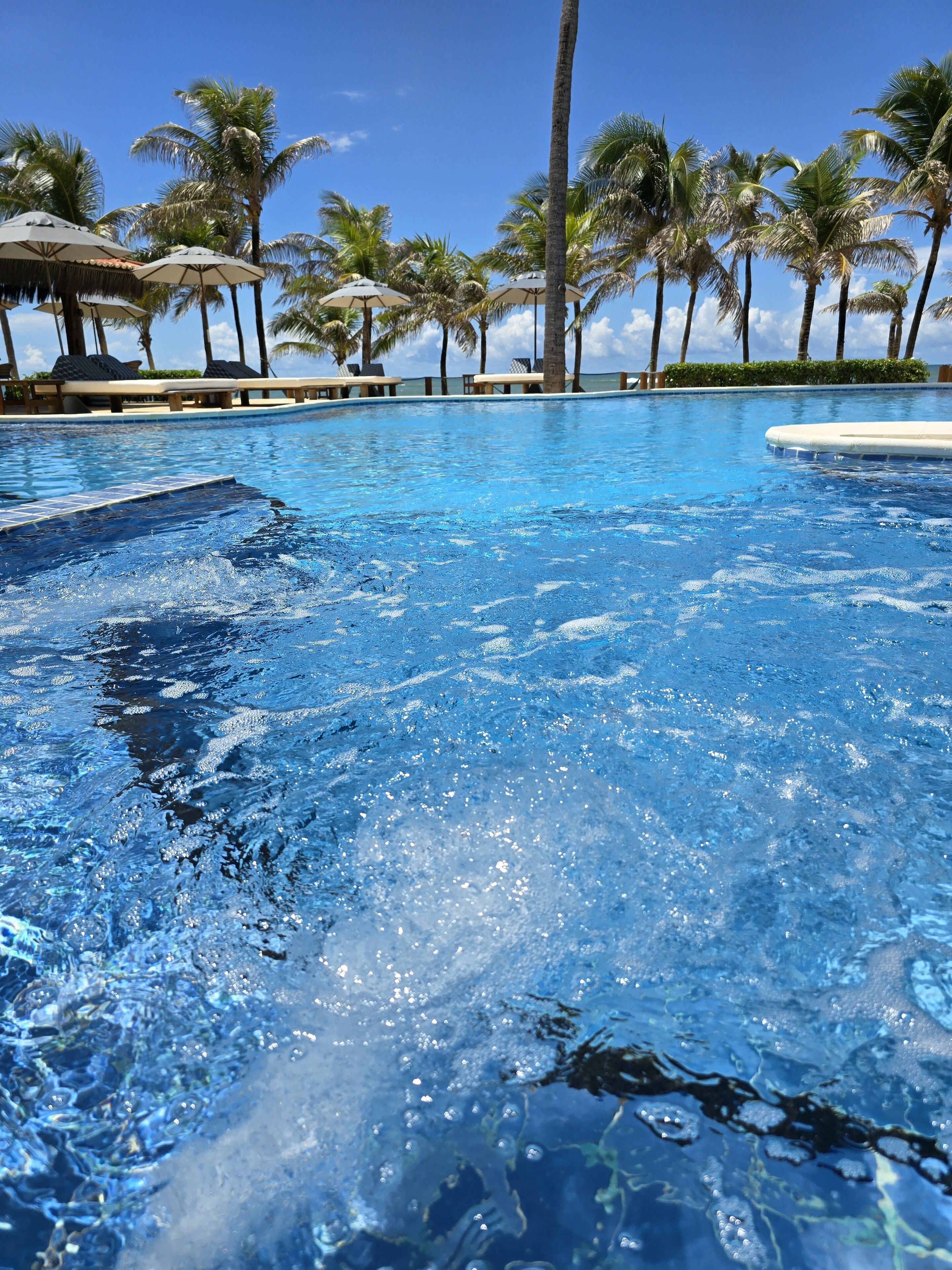 Ulkouima-allas avoinna 8.00–20.00, aurinkovarjoja, aurinkotuoleja