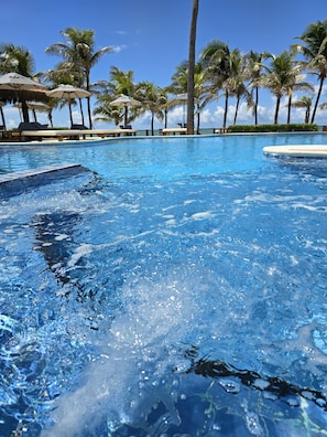 Piscine extérieure, parasols de plage, chaises longues